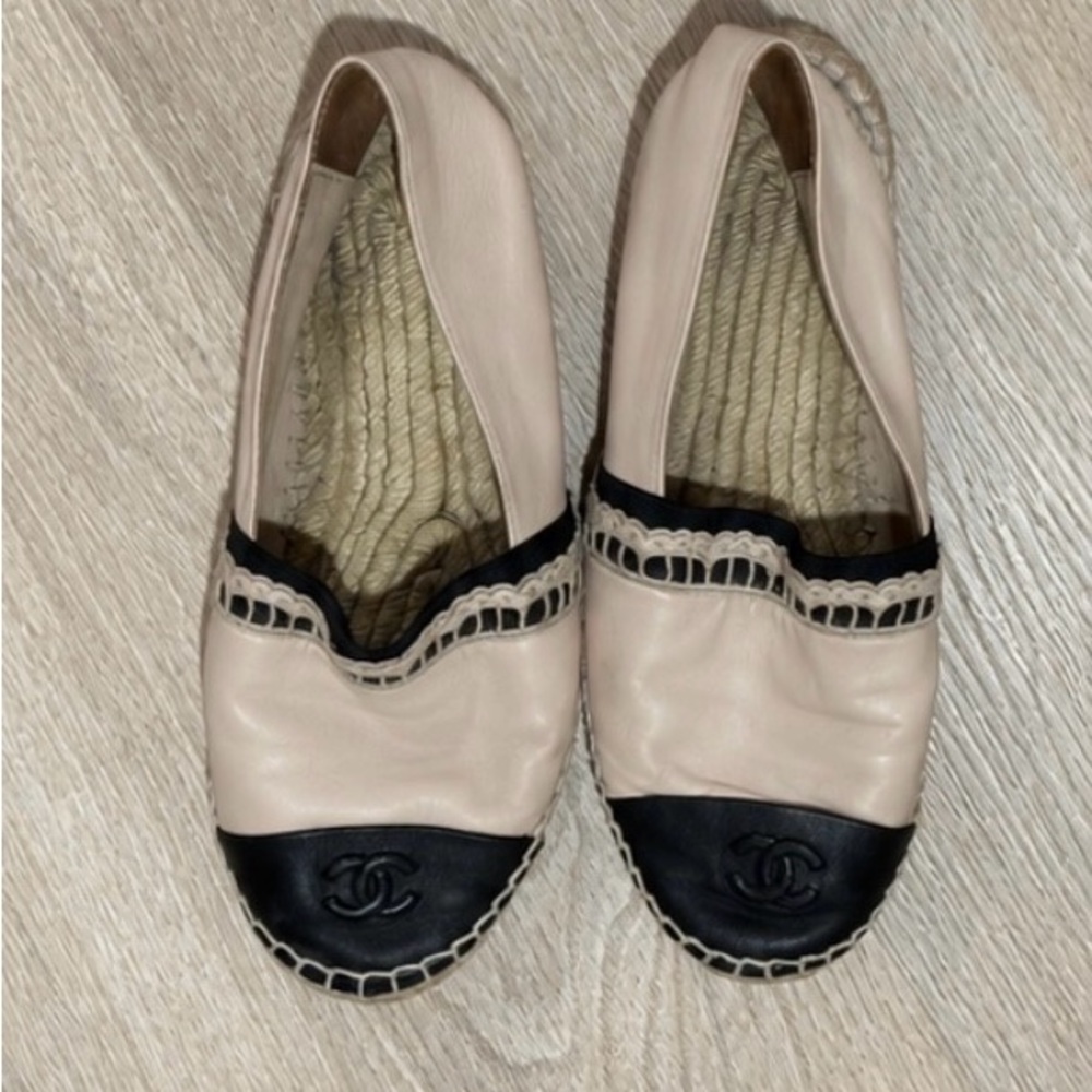 CHANEL Cream and Black Leather Espadrille Flats
